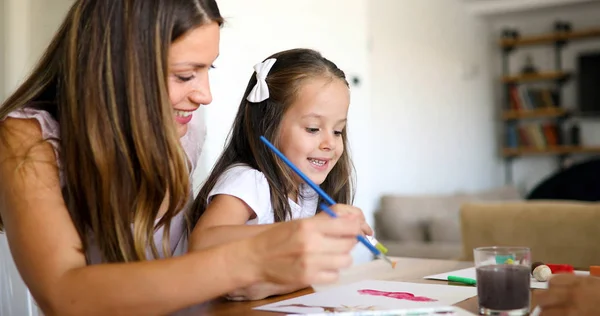 Menina Pintando Com Sua Mãe Juntos Casa — Fotografia de Stock