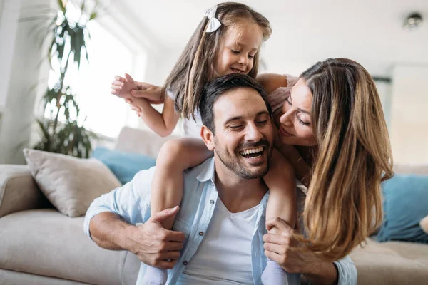 Familia Feliz Divirtiéndose Juntos Casa — Foto de Stock