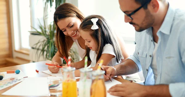 Gelukkige Familie Uitgaven Leuke Tijd Samen Thuis — Stockfoto