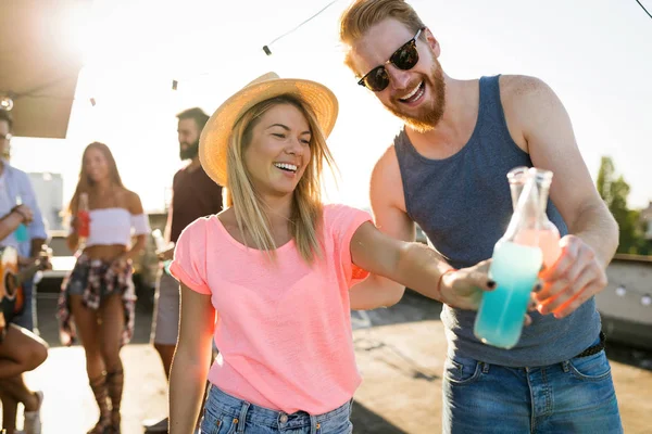 Alegre Joven Pareja Baile Divirtiéndose Disfrutando Fiesta Verano — Foto de Stock