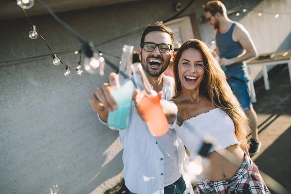 Grupo Amigos Felices Divirtiéndose Azotea — Foto de Stock