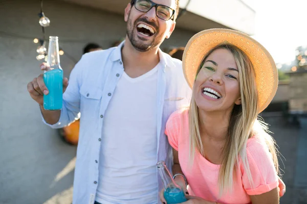 Alegre Joven Pareja Baile Divirtiéndose Disfrutando Fiesta Verano — Foto de Stock