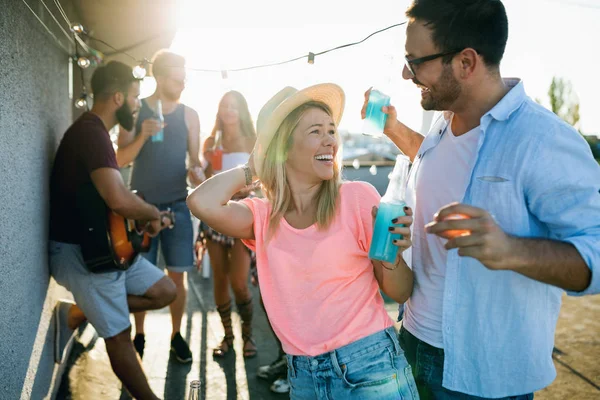 Groep Van Mooie Zorgeloze Vrienden Dansen Hebben Plezier Zomer — Stockfoto