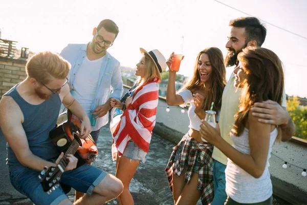 Jeunes Amis Amusent Une Fête Sur Toit Jouent Guitare Chantent — Photo