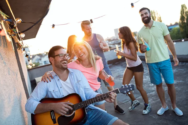 Groep Van Mooie Zorgeloze Vrienden Dansen Hebben Plezier Zomer — Stockfoto