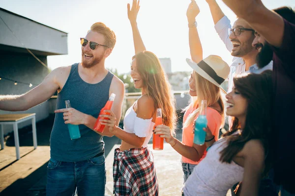 Jóvenes Amigos Divirtiéndose Una Fiesta Azotea Tocando Guitarra Cantando Bailando — Foto de Stock