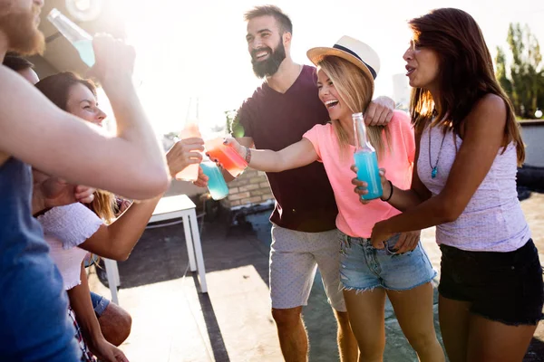 Grupo Amigos Felices Divirtiéndose Azotea — Foto de Stock