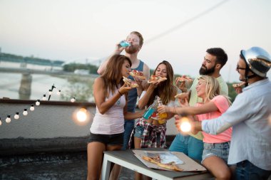 Bir yaz partisinde eğlenen bir grup genç