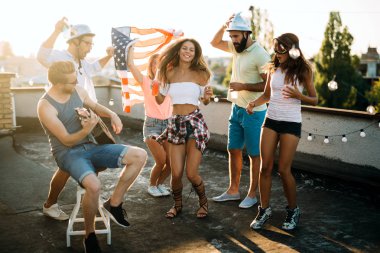 Bir yaz partisinde eğlenen bir grup genç
