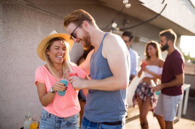 Çatıda parti ve eğlence olan mutlu arkadaşlar grubu