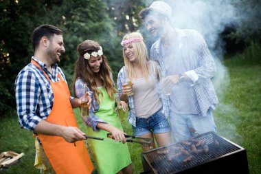 Birlikte gülen açık barbekü olan arkadaş grubu