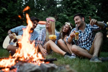 Geceleri kamp ateşi yakınında müzik keyfi fiends grubu