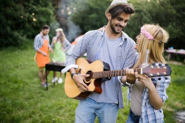 Birlikte gülen açık barbekü olan arkadaş grubu