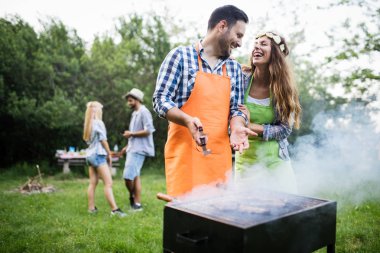 Bir Barbekü birlikte açık havada doğada yapma arkadaşlar