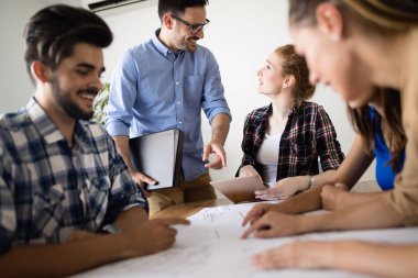 Office birlikte proje üzerinde çalışmaya Genç Mimarlar