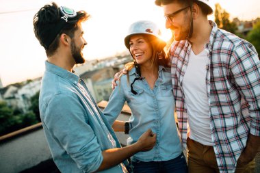 Bir grup arkadaş içecekler ile terasta parti