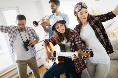 Gitar çalmak ve evde parti mutlu arkadaş grubu