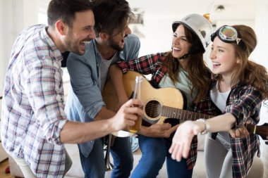 Genç arkadaşlar eğlenmeye ve müzik parti mutlu grup