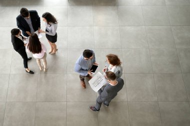 Bir takım olarak ofiste çalışan yaratıcı iş adamları