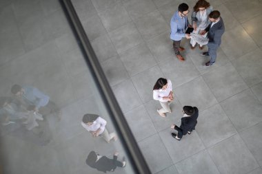 İş adamları molası ve etkileşim sırasında eğlenmek