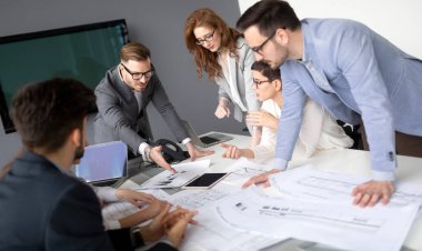 Grup profesyonel başarılı iş adamları şirket ofisi