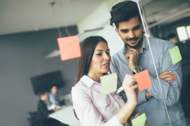 Bir grup mimar ve iş adamı birlikte çalışıyor ve beyin fırtınası yapıyorlar.