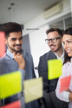 İş bürosunda çalışan iş adamlarının işbirliği ve analizi