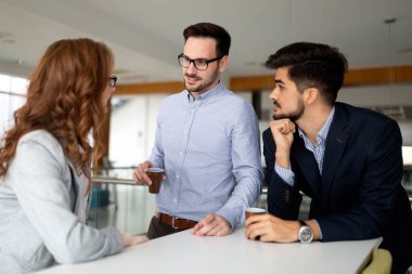 sohbet ve ofiste bir konferansta kahve içme iş adamları