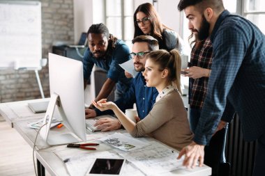 Yazılım geliştirme ve tasarım ofisinde çalışan şirket çalışanları