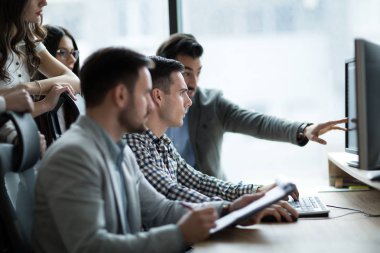 Resim iş adamları birlikte office şirkette çalışan