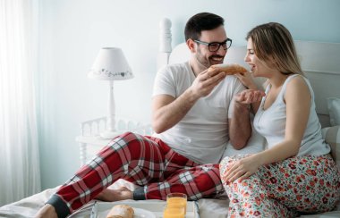 Yatak odasında genç çekici sevgi dolu çift portresi