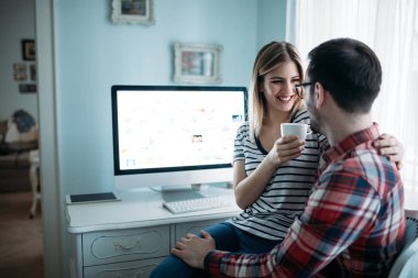 Genç çekici grafik tasarımcıları proje üzerinde birlikte çalışma