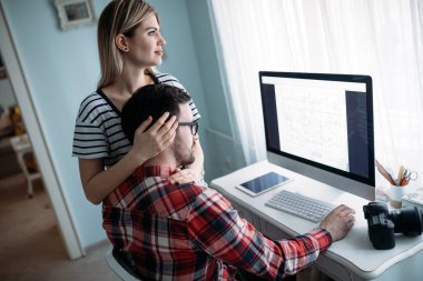 Genç çekici grafik tasarımcıları proje üzerinde birlikte çalışma