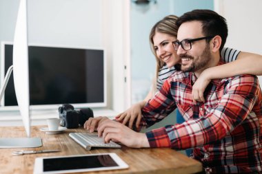 Genç çekici grafik tasarımcıları proje üzerinde birlikte çalışma