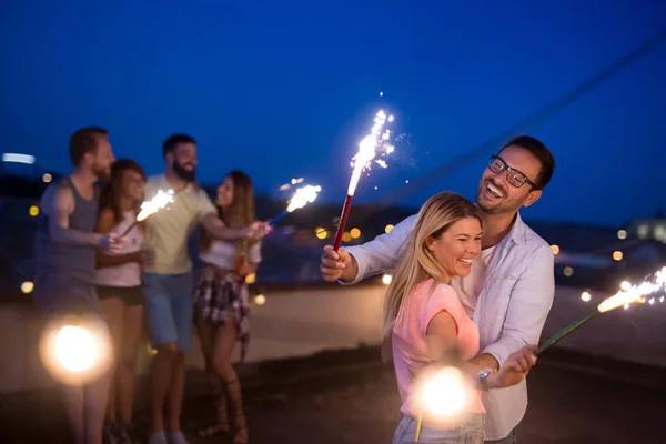 Groep Vrienden Genieten Van Het Dak Feest Met Wonderkaarsen Jonge — Stockfoto