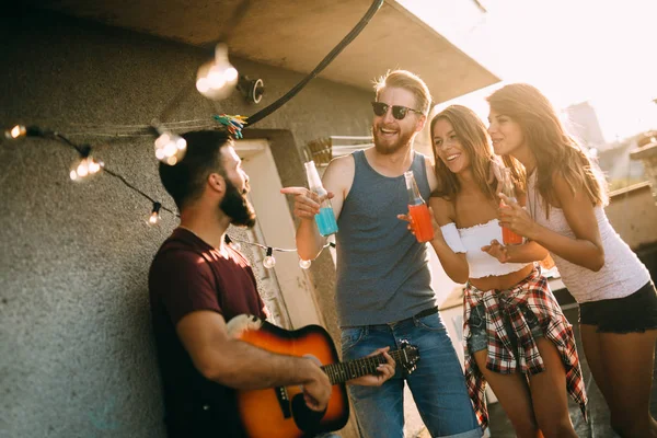 Gruppo Amici Felici Che Festeggiano Divertono Sul Tetto — Foto Stock