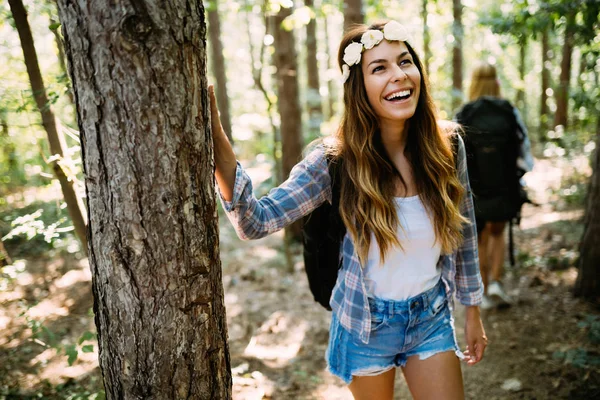 森にハイキングに友達と幸せな女 — ストック写真