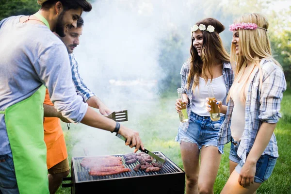 Gruppo Amici Che Fanno Barbecue Nella Natura Mangiare Condividere Emozioni — Foto Stock