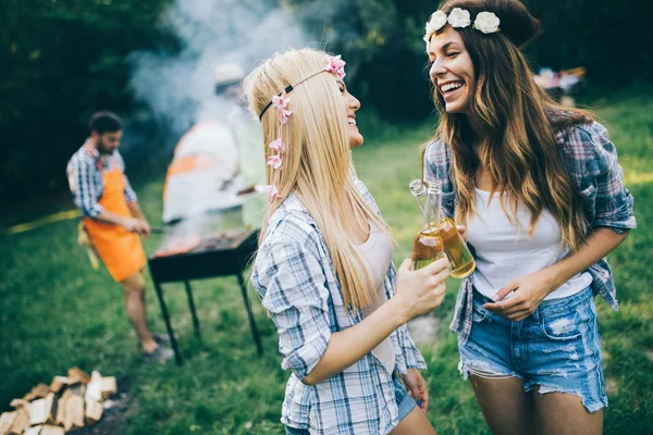 Barátok Szórakozás Természetben Csinál Bbq — Stock Fotó