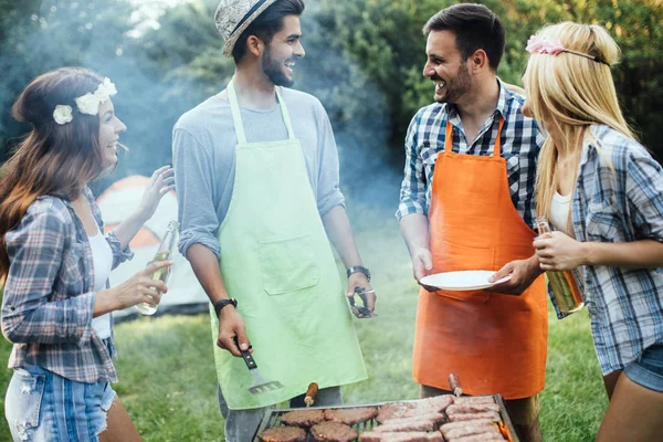 Grupo Amigos Fazendo Churrasco Juntos Livre Natureza — Fotografia de Stock