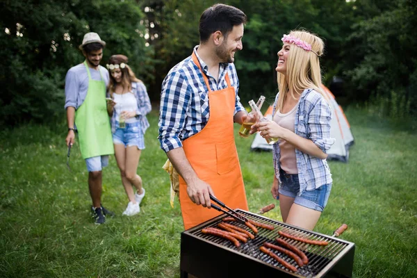 Een Barbecue Party Natuur Terwijl Plezier Met Vrienden — Stockfoto