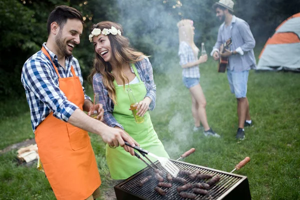 Group Friends Making Barbecue Nature Eating Sharing Positive Emotions — Stock Photo, Image