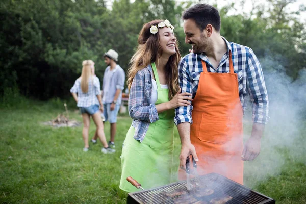 Amici Fare Barbecue Insieme All Aperto Nella Natura — Foto Stock