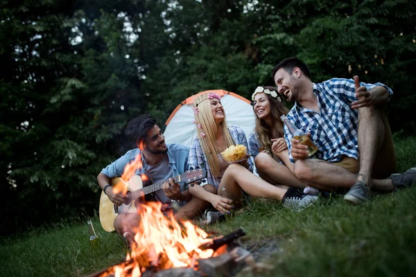 Gruppe Von Freunden Campiert Sie Sitzen Lagerfeuer Und Spielen Gitarre — Stockfoto