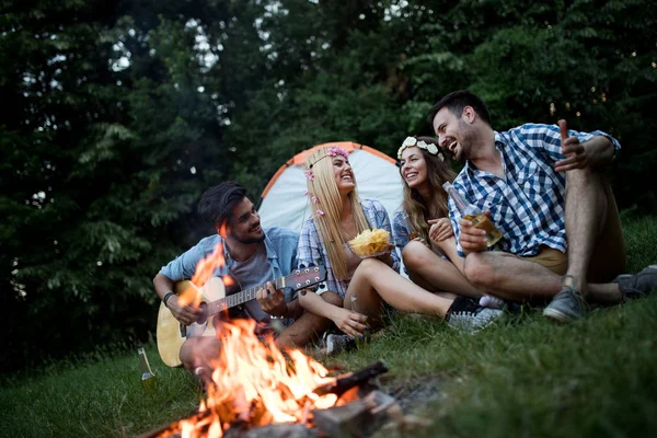 Groep Vrienden Camping Zitten Rond Kampvuur Spelen Gitaar — Stockfoto