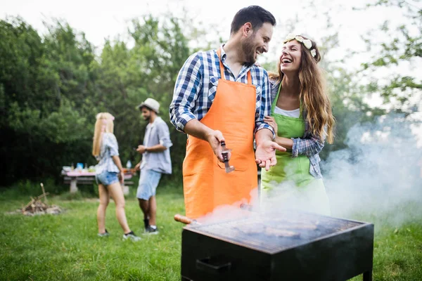 Amici Fare Barbecue Insieme All Aperto Nella Natura — Foto Stock