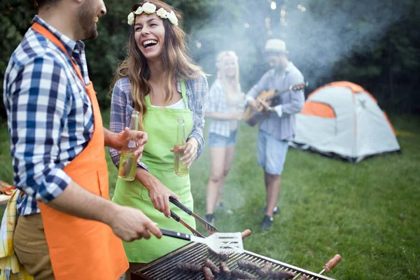 Gruppo Amici Che Fanno Festa Barbecue Nella Foresta — Foto Stock