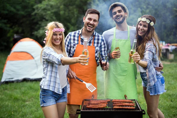 Grupo Amigos Teniendo Fiesta Barbacoa Bosque — Foto de Stock