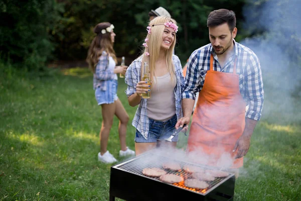 Amici Fare Barbecue Insieme All Aperto Nella Natura — Foto Stock