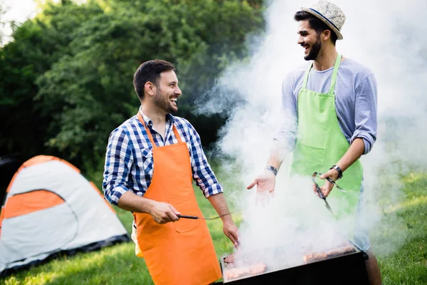 Een Barbecue Party Natuur Terwijl Plezier Met Vrienden — Stockfoto